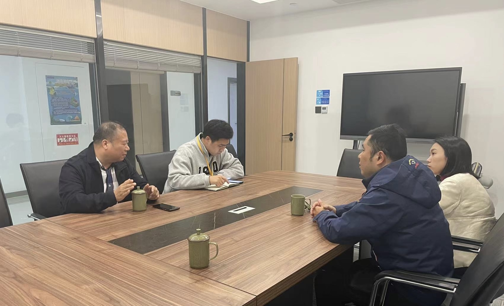 雙嶼街道黨工委委員、紀工委書記葉鋒一行赴面粉公司考察調(diào)研